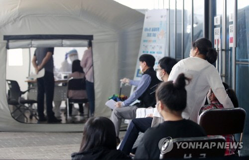 북적이는 선별진료소[연합뉴스]